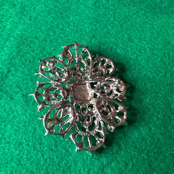 Vintage Rhinestone Filigree Snowflake Brooch Silver Tone Bridal Pin - Picture 6 of 6